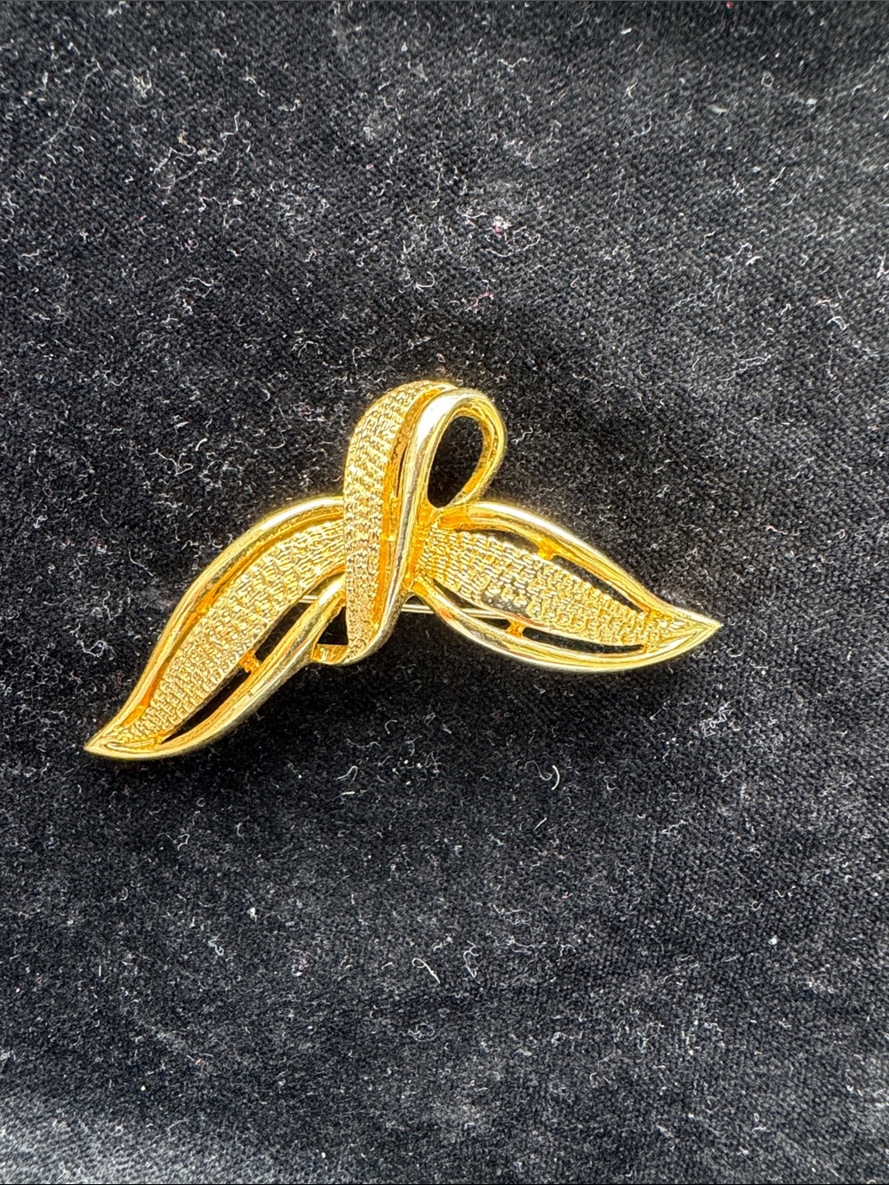 Vintage Gold Ribbon Leaf Brooch - Gold Tone
